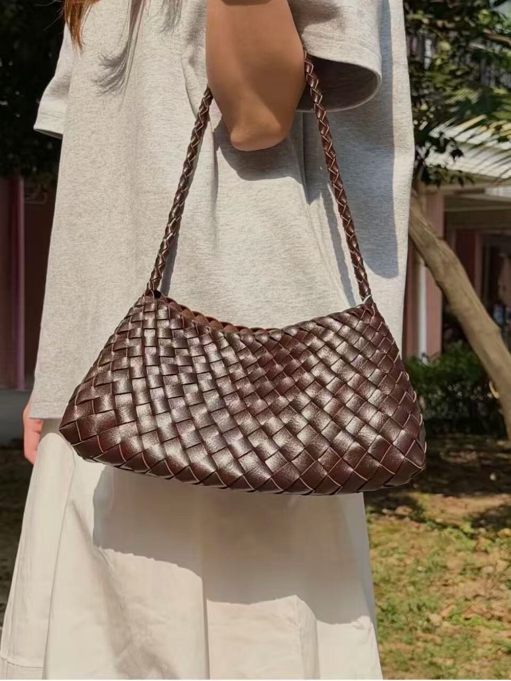Dragon Diffusion Woven Leather Shoulder Bag - Dark Brown🏖️